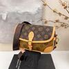 Сумка-маленькая квадратная сумка в стиле ретро с высоким чувством моды, женская новая универсальная сумка через плечо и кроссбоди, нишевая сумка для通勤
