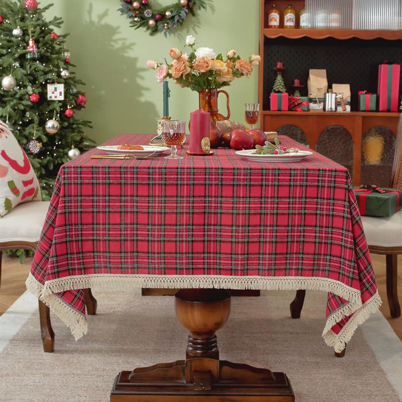 Красная клетчатая скатерть с золотой нитью и кистями