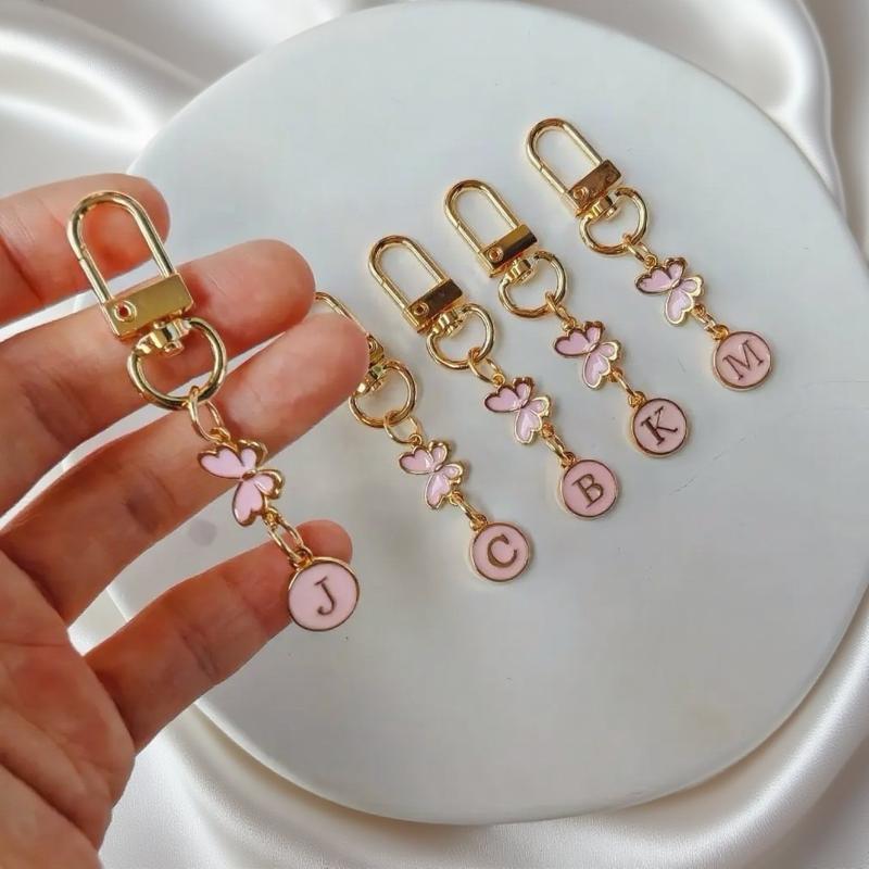 Металлический розовый брелок для ключей в виде бабочки, модный брелок с инициалами от A до Z, держатели для ключей от машины, подвеска для сумки, висячий декор, подарок для пары