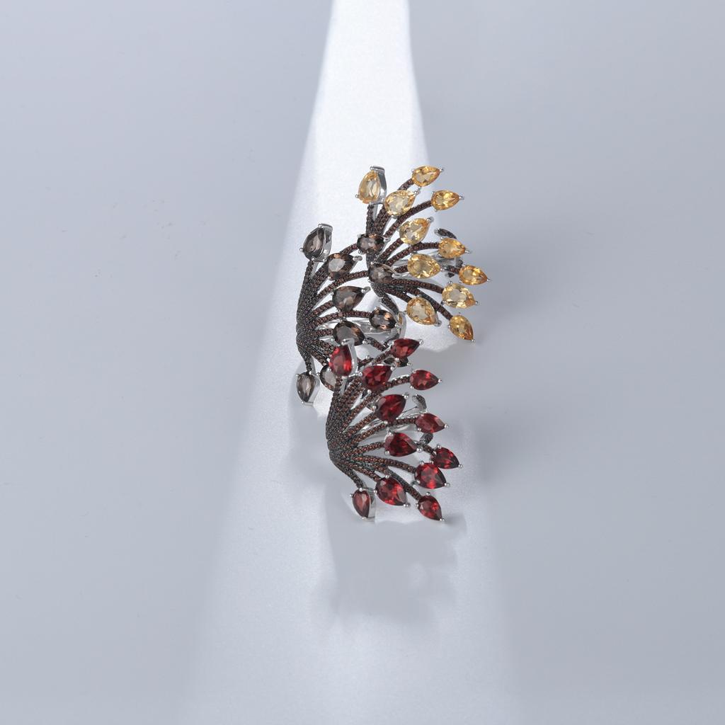 Оригинальное дизайнерское кольцо с натуральным гранатом и регулируемым отверстием.. Кольцо нишевого дизайна из серебра 925 пробы с драгоценными камнями