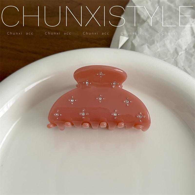 Поделиться Красота Ацетат Candy Заколка для волос: Элегантная, украшенная бриллиантами, компактная заколка-акула идеально подойдет для придания свежего вида вашей прическе.