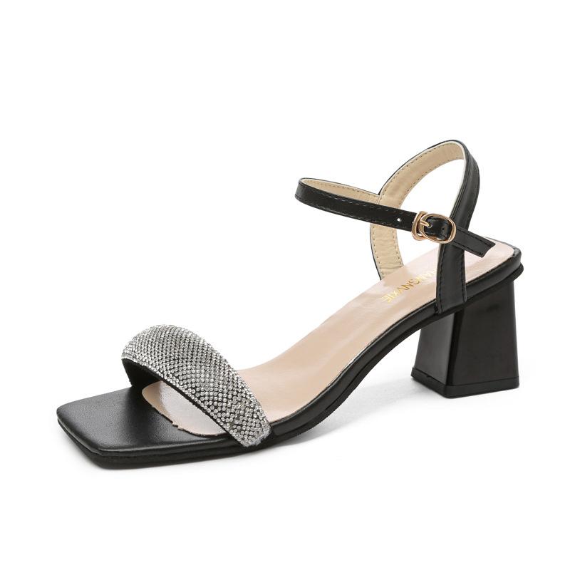 Большие босоножки на квадратном каблуке, женские, лето 2024 г., новая версия корейской версии босоножек с пряжкой The Heel Diamond One Word
