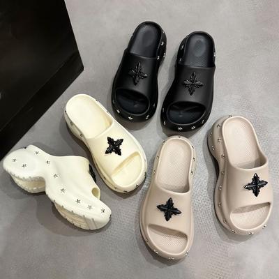 Ощущение наступания в дерьмо усиливается, пляжные крутые шлепанцы на мягкой подошве 2025 лето новинка черные на толстой подошве танкетке с перекрещенными цветами