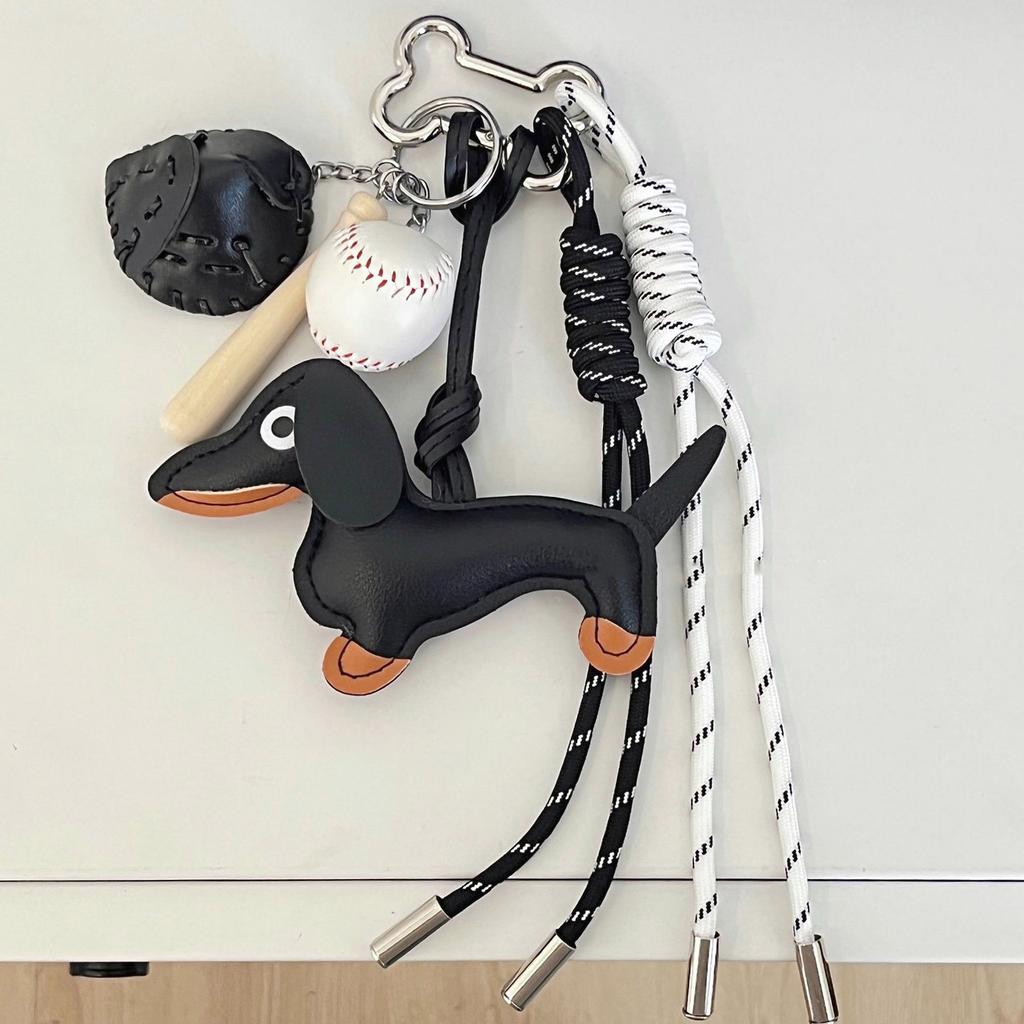 Винтажный брелок для ключей с собакой таксой Уникальные стили Прочные ПУ материалы Элегантный шарм для украшения сумки и ключей Ежедневное использование