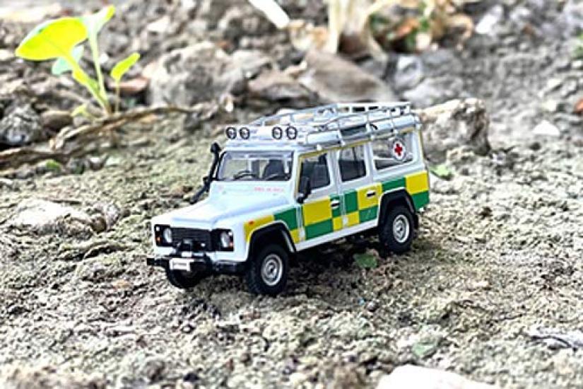 TrueScale Miniatures MINI GT Масштаб Land Rover Defender 110 Британское Красное Крест Поиск и Спасение Эксклюзив для Северной Америки Готовая Модель 1/64 (Правая рука