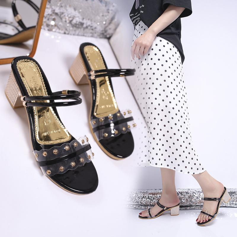 2024 летние новые женские однотонные туфли с открытым носком и заклепками на толстом каблуке, модные и удобные, классные тапочки