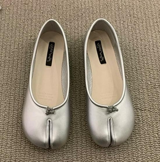 Туфли-бобы женские 2021 лето плоская подошва с разрезом на пальце и дизайном с пряжкой 'horsebit'