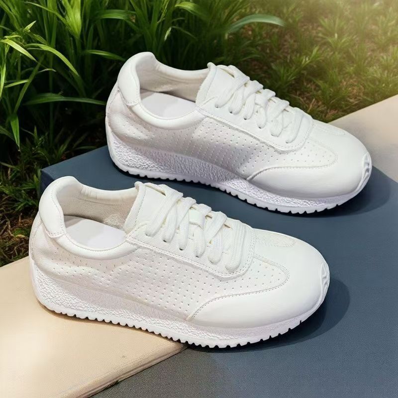 Мягкая кожа толстая подошва маленькие белые туфли для женской 2025 лето новые модные универсальные дышащие спортивные повседневные увеличивающие рост одинарные туфли