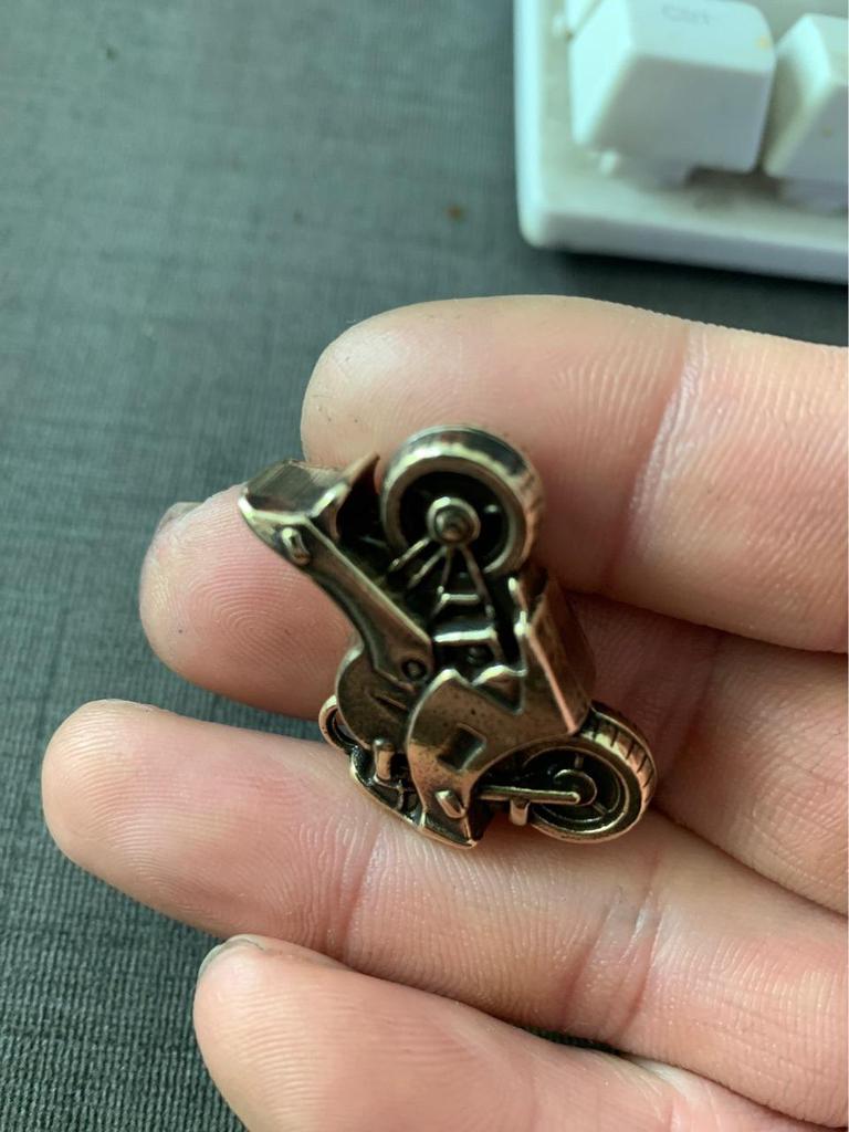 «Подвеска-брелок для мотоцикла из цельной меди с латунным акцентом»