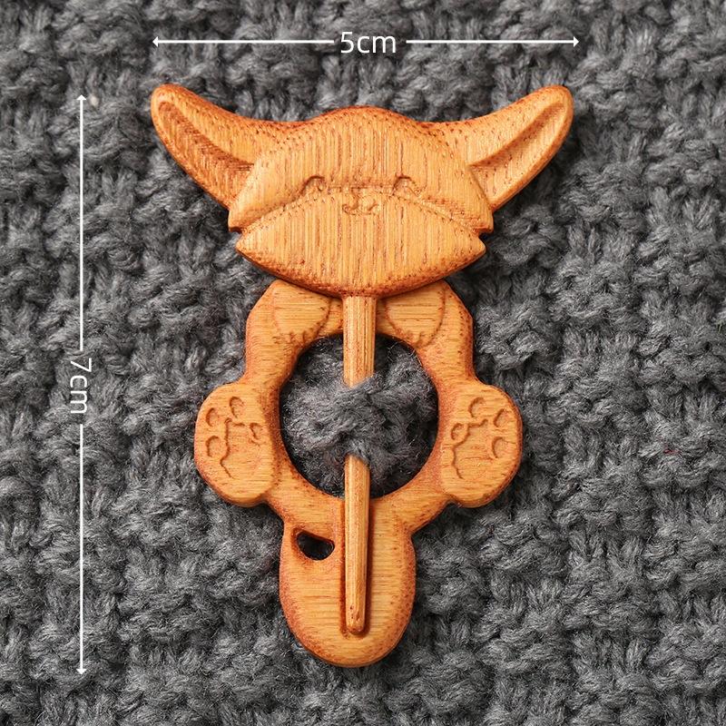 Brooch Pin with Woodenanimal Pattern