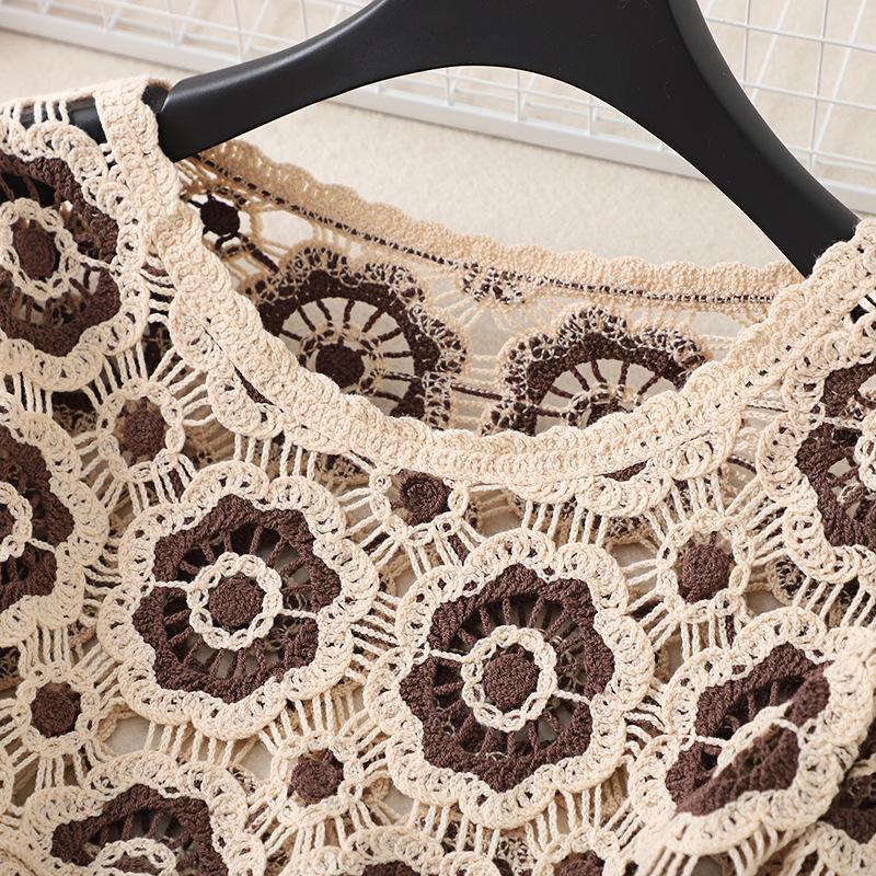 Женский вязаный свитер контрастного цвета в стиле ретро — круглая горловина, ажурный цветочный узор, длинный рукав, идеальный вариант для ранней осени.