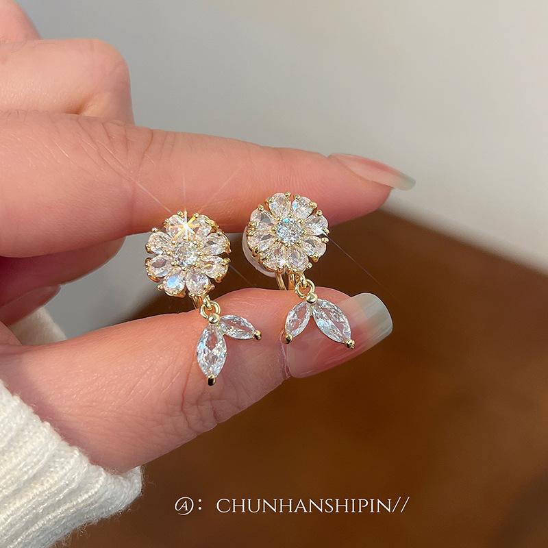 Exquisite super flash zircon flower leaf ear clips women's no ear piercings fashion personality versatile earrings light luxury versatile earrings