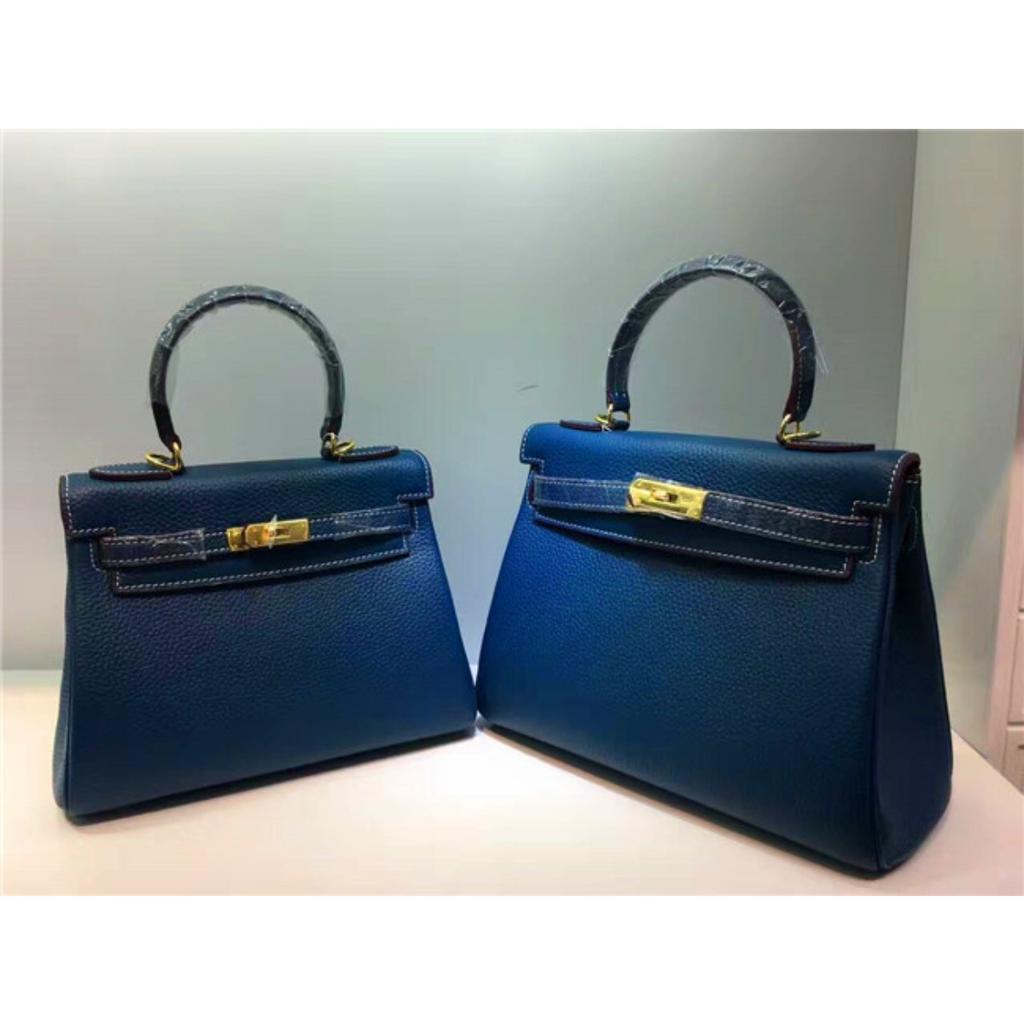 Келли обертывает верхний слой модной сумки-тоут из фактурной коровьей кожи, которую можно носить на плече или через плечо