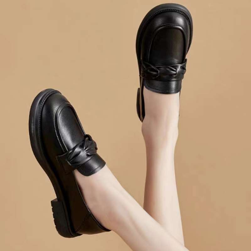 Британские маленькие кожаные туфли женские 2025 весна и лето новая мягкая кожа одинарные туфли низкий каблук универсальные лоферы слипоны повседневные женские