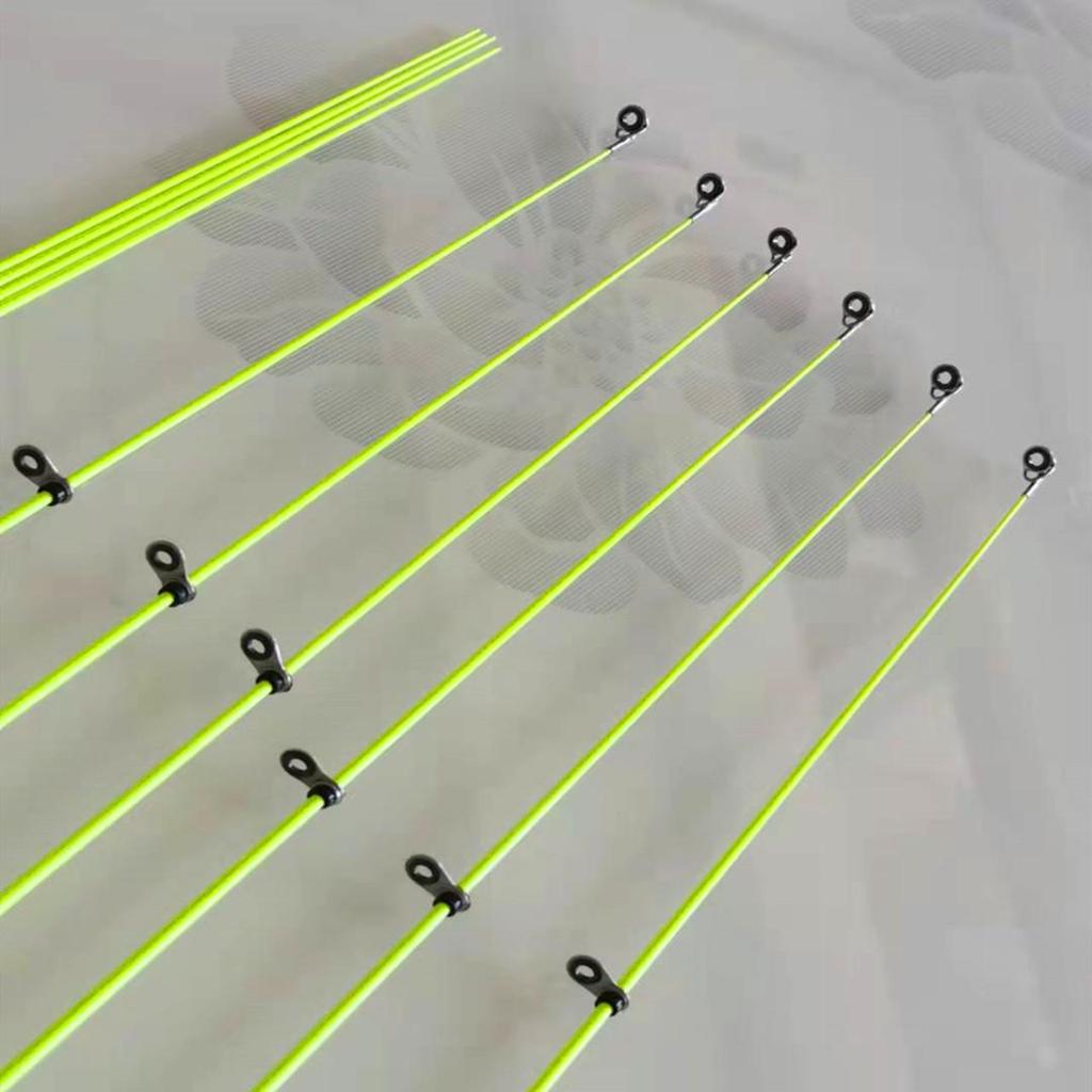 Удилище для ловли рыбы на скалах с одной секцией, цельным наконечником и наконечником с кольцом для лески. В комплект входят аксессуары для удочек.