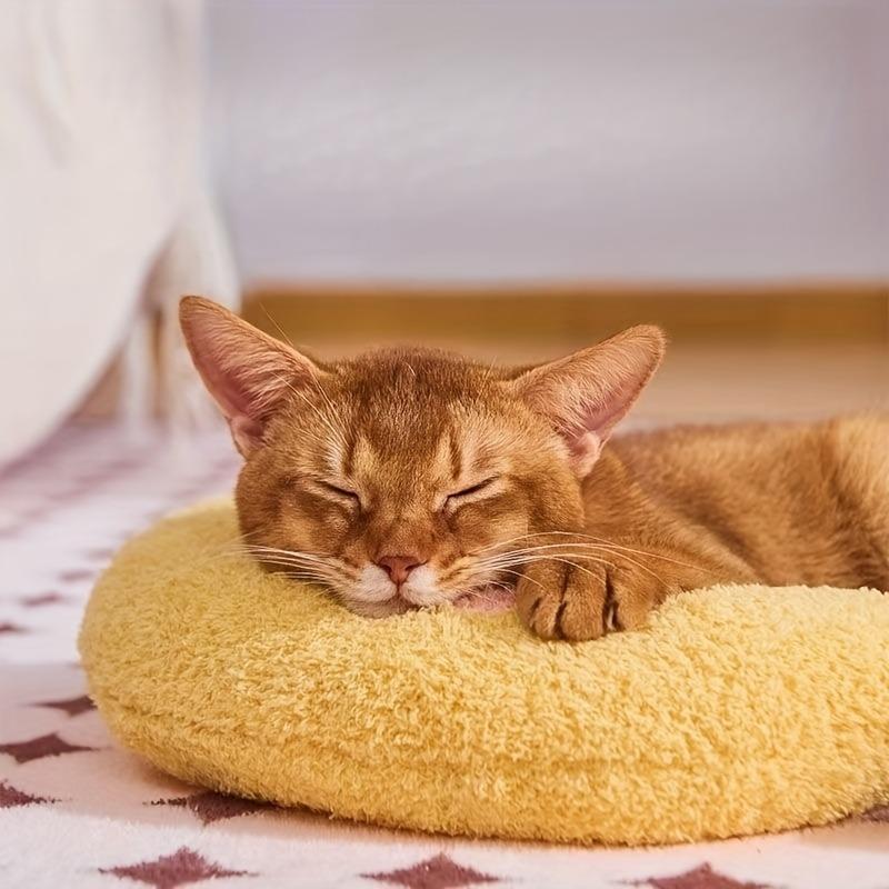 Super soft four-season pet pillow, arched design for neck support, suitable for small cats and dogs of different body types.