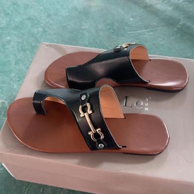 Модные женские шлепанцы 2025 Лето Новые Металлический декор Стильные плоские сандалии Повседневная пляжная римская женская обувь Вьетнамки Zapatos De Mujer