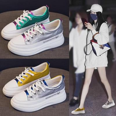 Весна 2025 Женские белые кожаные кроссовки на платформе, увеличивающие рост: Универсальная спортивная/повседневная обувь на толстой подошве.