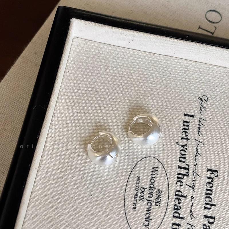 Простые матовые серьги-кольца в корейском стиле для женщин — элегантный и универсальный дизайн