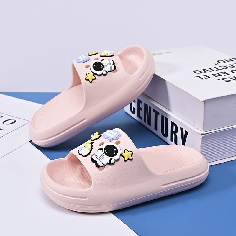Детские мягкие и нескользящие шлепанцы из ЭВА для мальчиков и девочек. Идеально подходят для ношения дома и на улице.