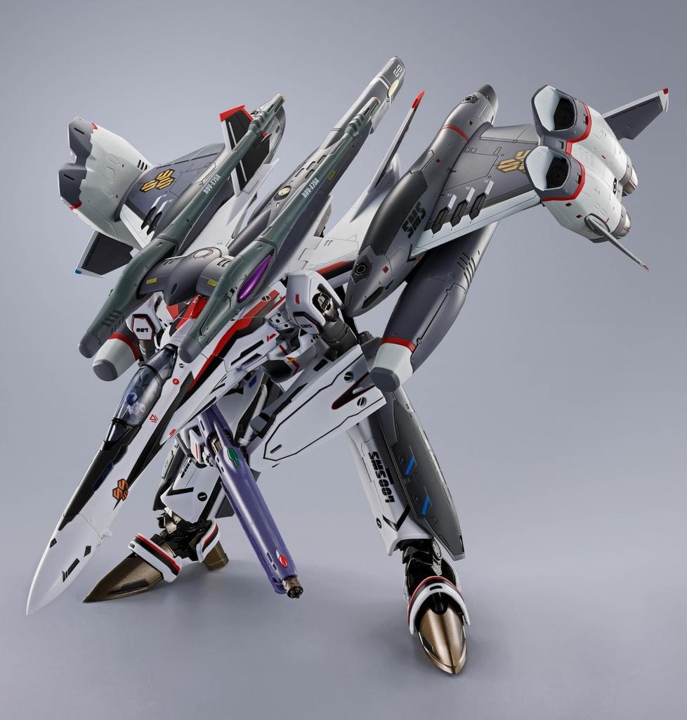 TAMASHII NATIONS Macross - Tornado Messiah Valkyrie (Revival Ver. Used by Alto Saotome) DX Chogokin Figure