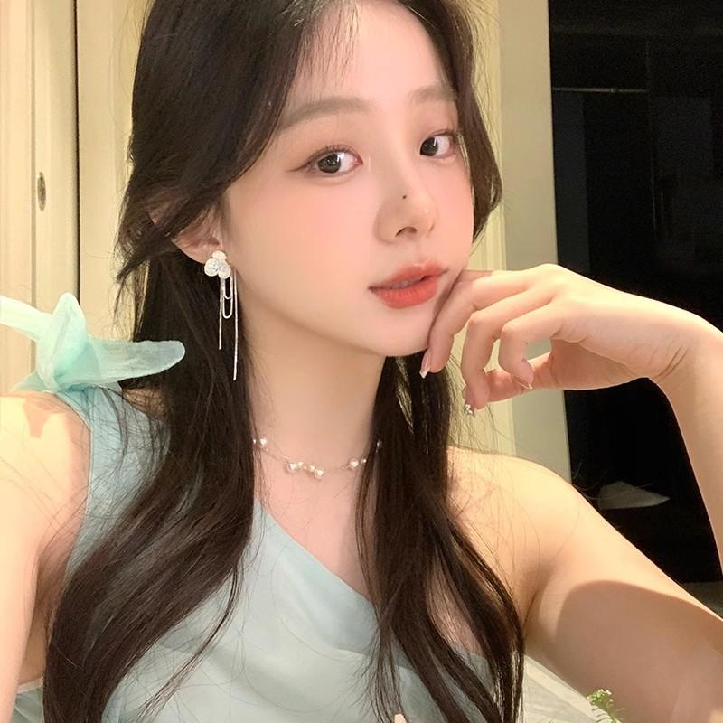 Super fairy sweet delicate small camellia fringed stud earrings women's high-end temperament petal earrings design earrings