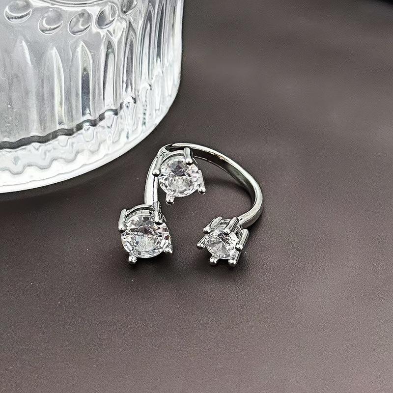 Звездный свет на кончике пальца~ Взрывное кольцо с цирконом с двойной головкой Женское нишевое дизайнерское кольцо для суставов Легкая роскошь Продвинутое чувство Кольцо для ношения в несколько рядов