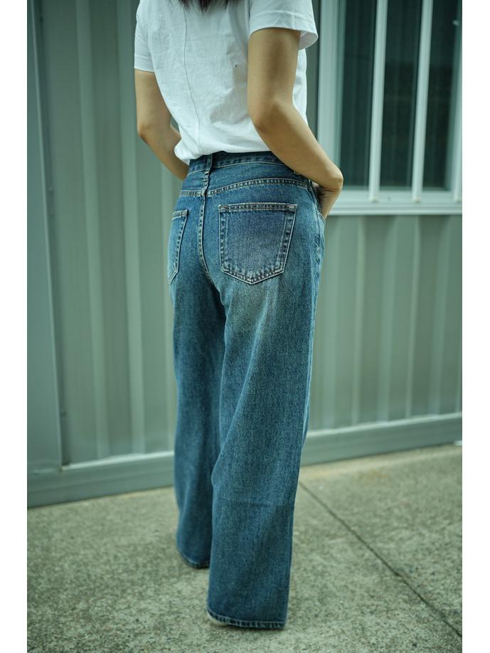 Джинсы буткат с завышенной талией и рваными деталями – американский ретро осенний стиль