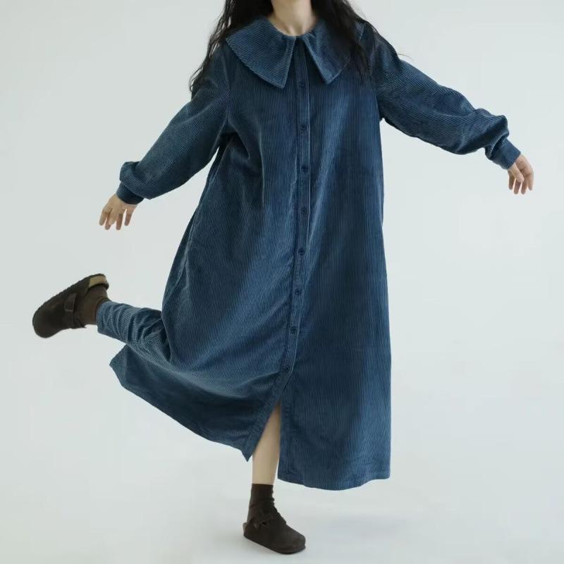 Платье свободного кроя с длинными рукавами и однотонным темно-синим воротником. Женское осеннее винтажное вельветовое облегающее однобортное платье в стиле «атмосфера»