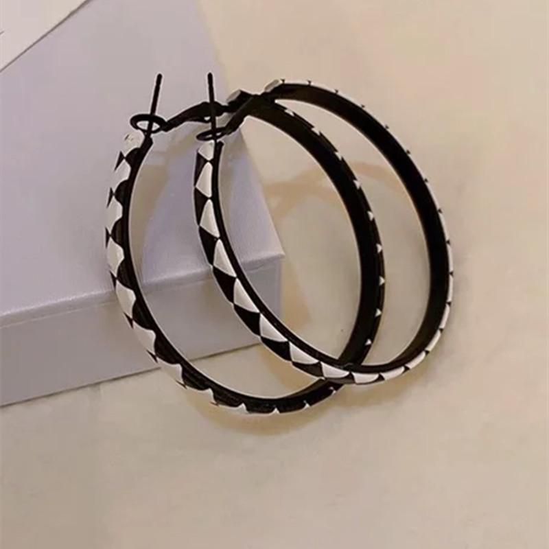 European and American fashion high-end atmospheric earrings trendy cool earrings versatile personalized party big earrings exquisite commuter earrings