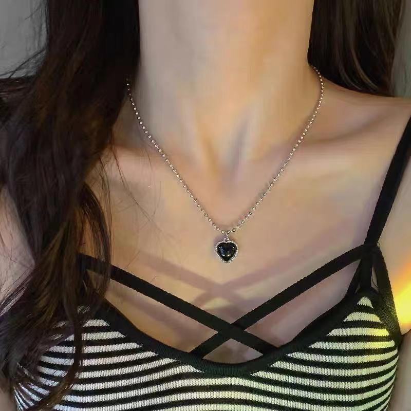 Black Love Necklace for Women - Niche Design Clavicle Chain, Long Simple Sweater Chain with Elegant Hardware Girl Accessories