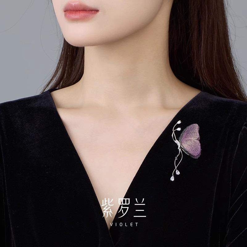 Первая брошь-бабочка — это изысканная женская брошь-бабочка с вышивкой высокого класса, с нишевым и высококлассным чувством дизайна.