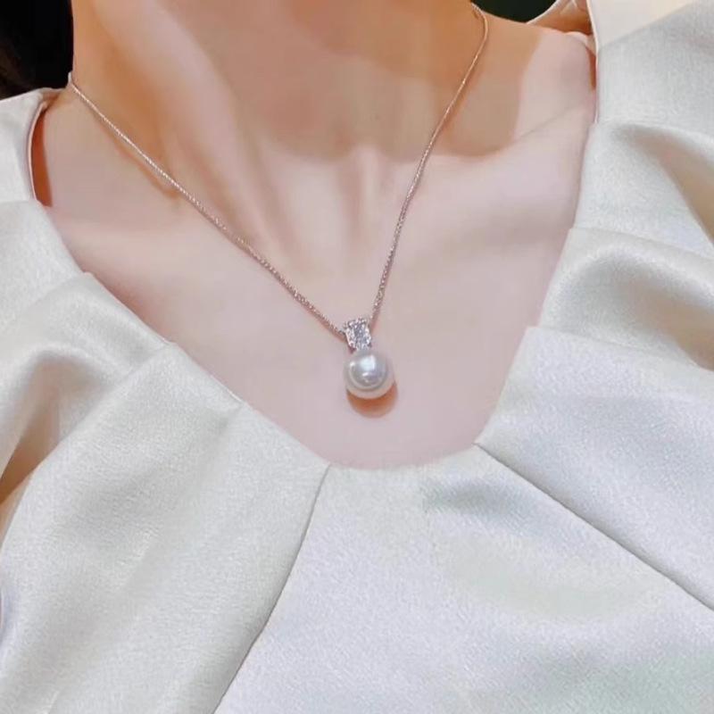 Классическое ожерелье из пресноводного жемчуга Чжуцзи с большим квадратным кулоном