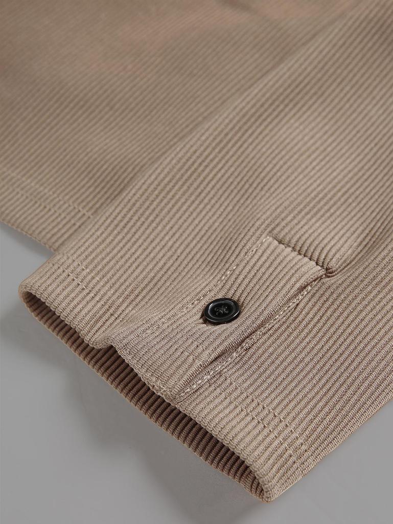 Мужской комплект: рубашка с воротником-стойкой, рубчатой жаккардовой вязки, на пуговицах спереди, с длинными рукавами, и брюки прямого кроя на кулиске.