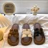 Французские ретро шлепанцы на одно слово крутые женские 2025 новые для улицы квадратный носок плетеные мюли мягкая подошва пляжные шлепанцы