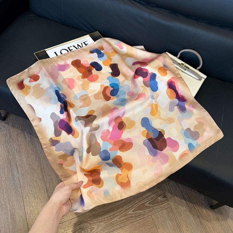 Retro silk scarves for women's new high-end accessories, neck small square scarf, scarf waist, fashionable and versatile, and gifts can be given.