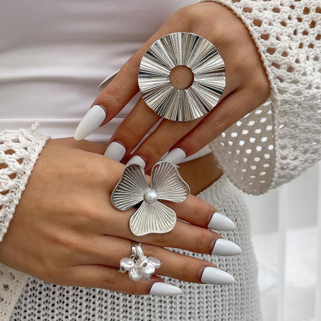 Кольцо из сплава в стиле праздника с круглым отверстием, инкрустированное жемчужным цветком, комплект колец, новое модное модное кольцо для поездок на работу и обратно