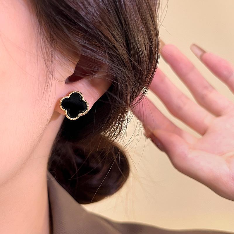 Четырехлистный клевер, маленькие ароматные серьги ветра, женские простые легкие роскошные серьги для пожилых людей, с чувством темперамента, уникальные универсальные серьги