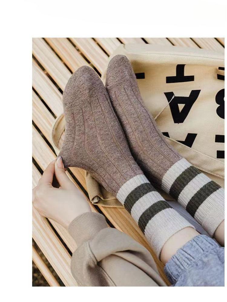 Девушки могут носить женские носки средней длины во все сезоны, с ребристыми носками в полоску двойной ширины цвета Майяр для тепла, простоты и моды.
