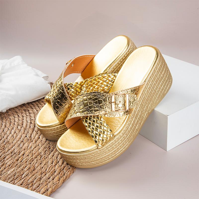 Модные золотые сандалии-клинья с перекрестными ремешками для женщин, с крупной жемчужиной, из лакированной кожи, на массивной платформе, шлепанцы на толстой подошве, нескользящие, праздничная обувь