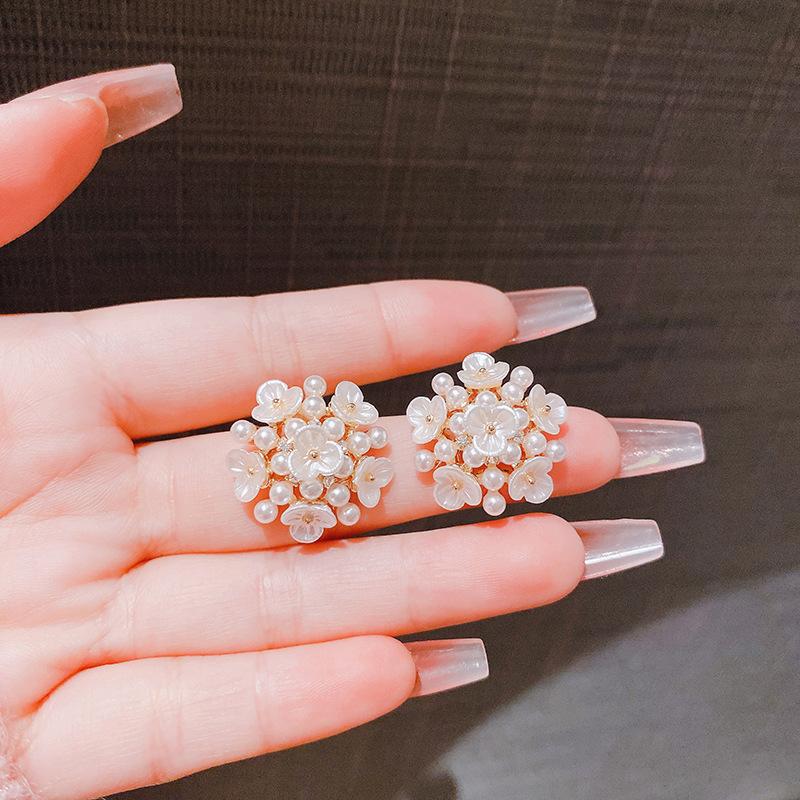 Light luxury super fairy flower stud earrings, new trendy niche design temperament elegant atmosphere versatile personalized earrings