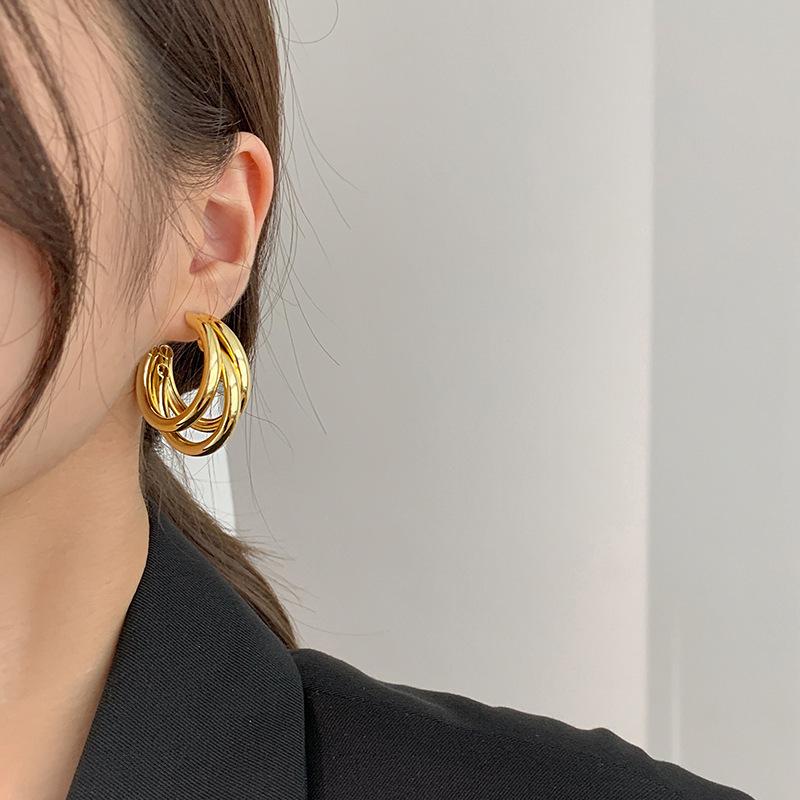 Увеличенные круглые серьги: Уникальный европейский и американский металл, блестящая мода высокого класса для женщин.