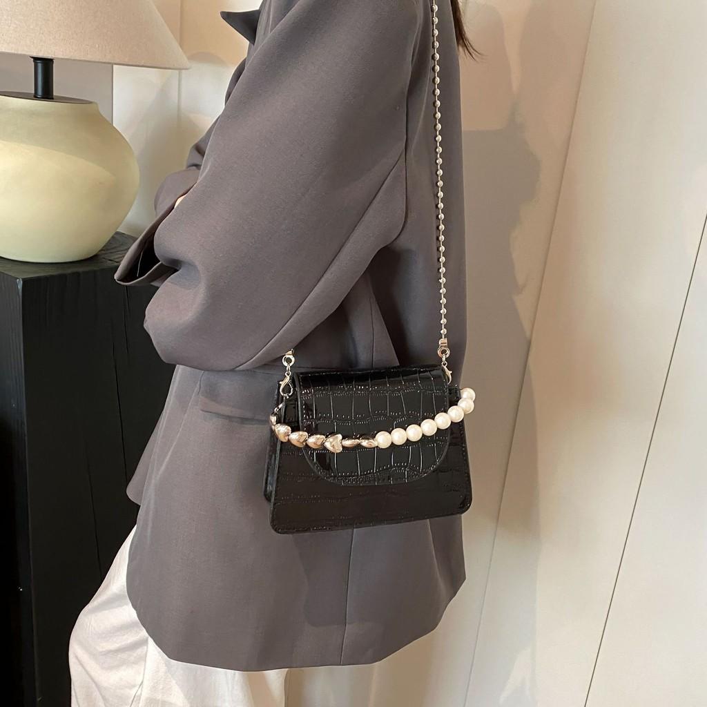 Шикарная городская минималистичная маленькая сумочка с жемчужной отделкой, идеально подходящая для девушек с модным дизайном.