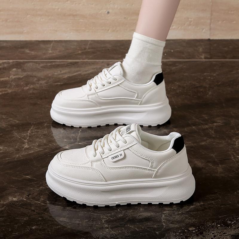 2025 весна маленькие белые туфли новая корейская версия ins студентки платформа увеличивающая рост спортивная обувь для скейтбординга повседневная обувь уличный снимок 261