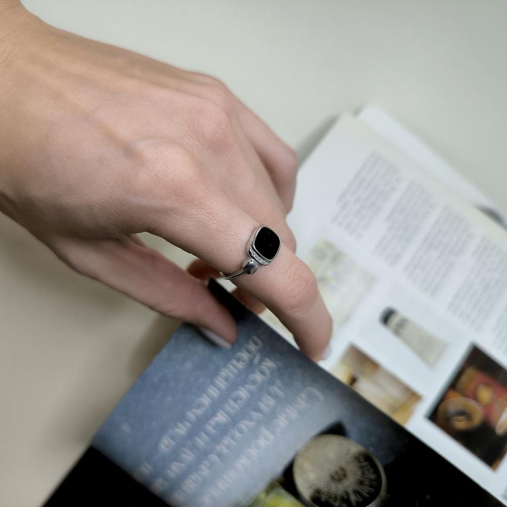 Серебряное кольцо с натуральным ониксом, вес изделия 2,33 гр (60002118)