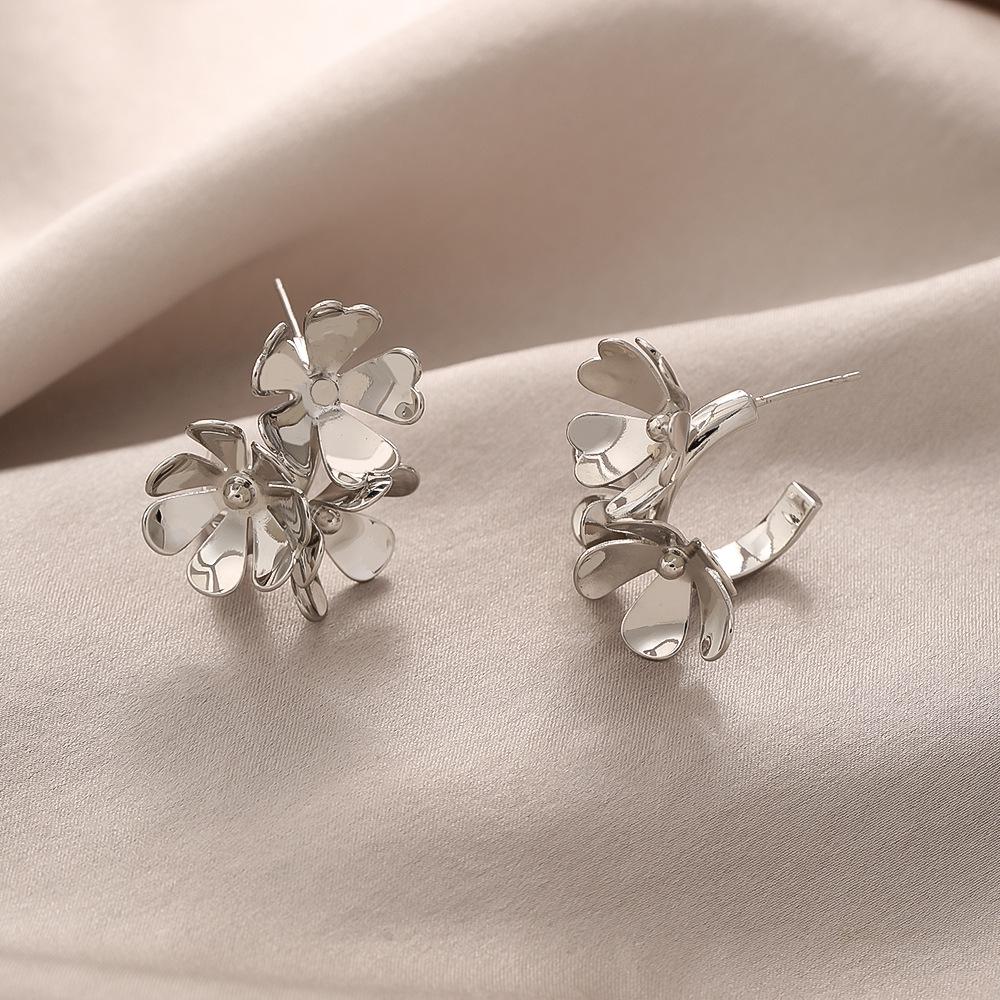 Luxury Niche Design Flower Earrings: Trendy Metal Style Studs, Elegant & Versatile for Women