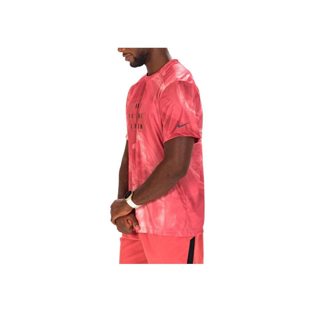 Nike Футболка для бега Dri-FIT Run Division Rise 365 Tie-Dye Letter быстросохнущая с коротким рукавом для мужчин, топы Clay-Grey FB6880-655