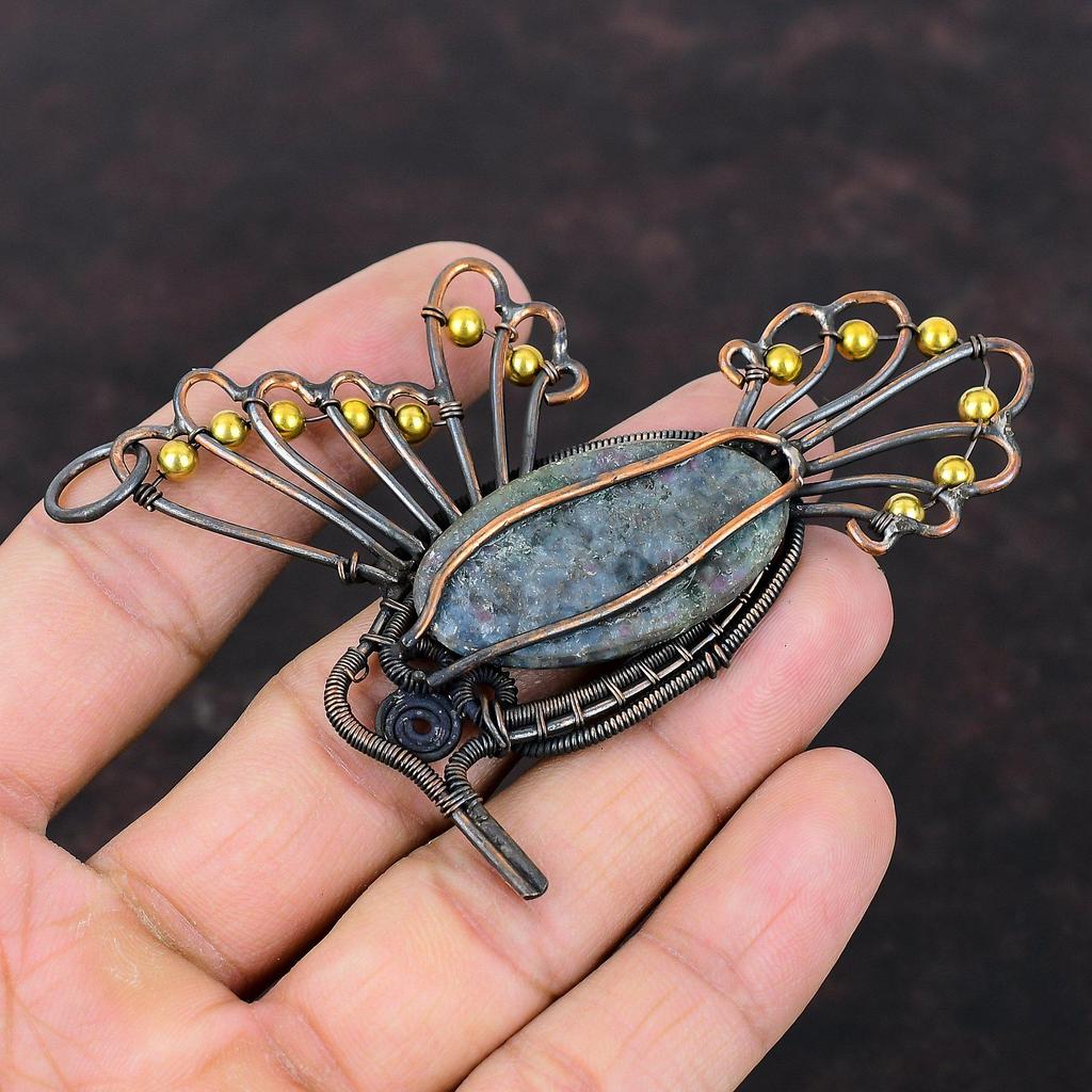 Рубиновый синий кианитовый кулон Медная проволока Обернутый кулон Птица Кулон Дизайнерский кулон ручной работы Драгоценный камень Медь Ювелирные изделия Подарок на помолвку