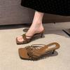 Новые шлепанцы с квадратным носком, тонкими перекрещенными ремешками и высоким каблуком, крутые шлепанцы, женственность, тонкий каблук, шлепанцы с открытым носком, для улицы