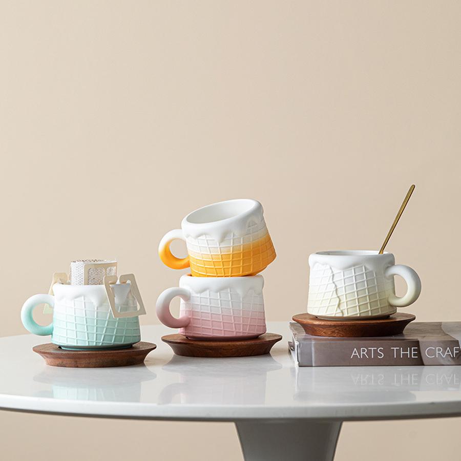Ice cream cup with a spoon, 260ml capacity.